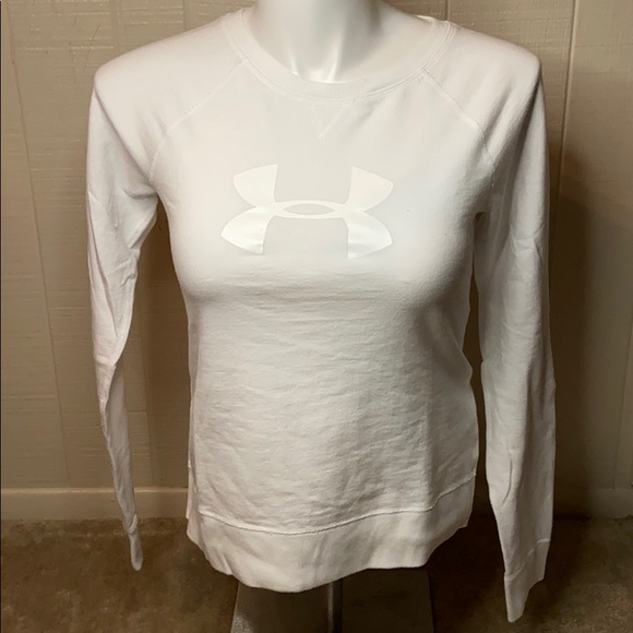 Under Armour Tops - UNDER ARMOUR ALL SEASON GEAR TOP!